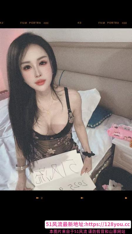 礼嘉肤白大胸少妇