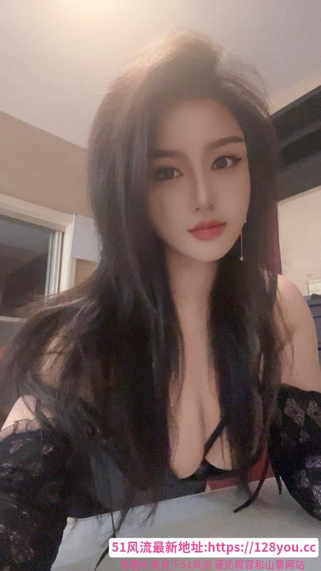 前凸后翘白苏妹