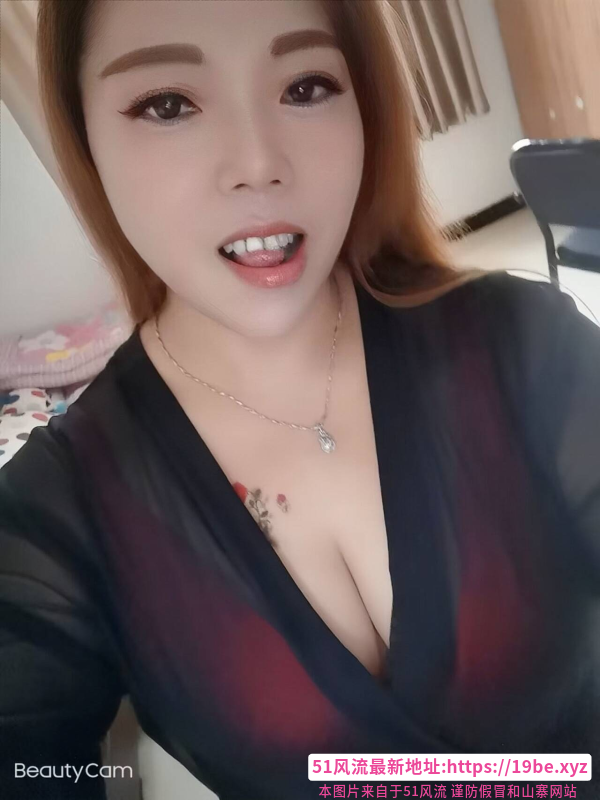 黑丝肥臀熟女