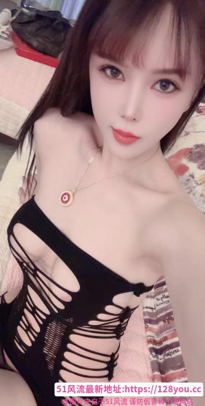 白嫩美乳御姐