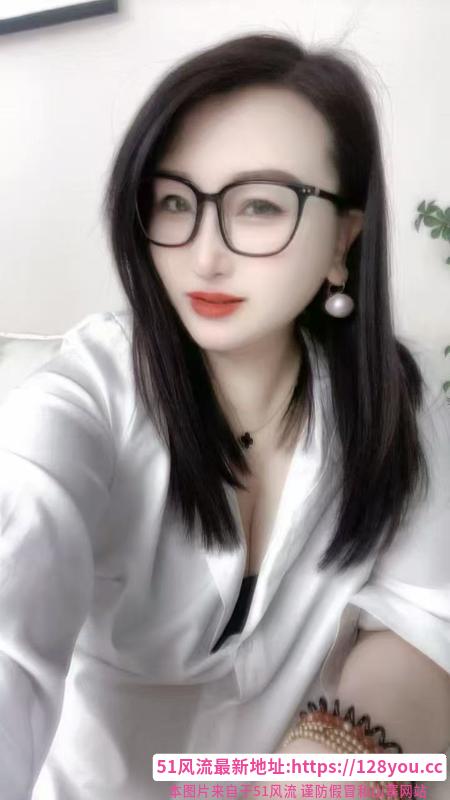瑶海眼镜骚气少妇