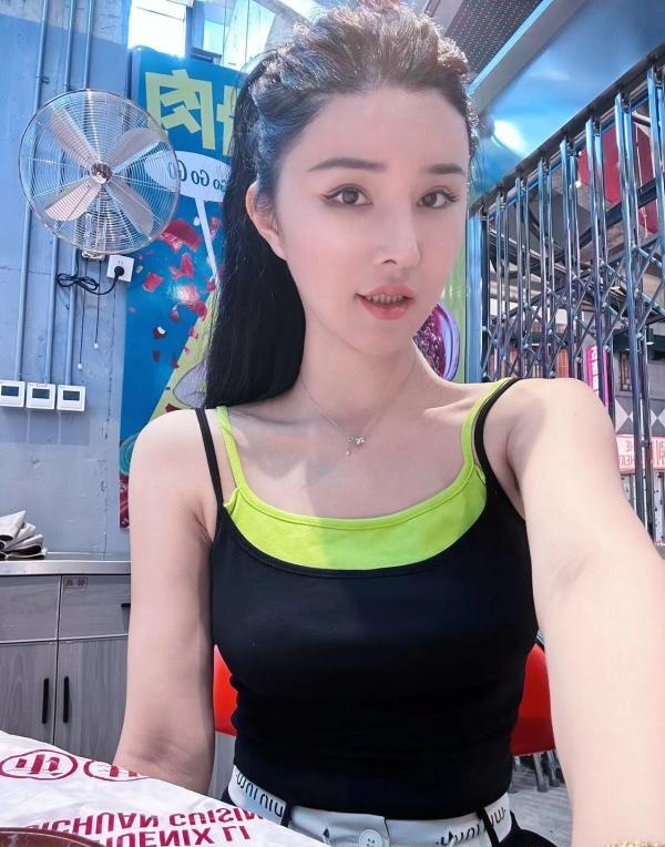 翘臀瘦腰的模特月亮