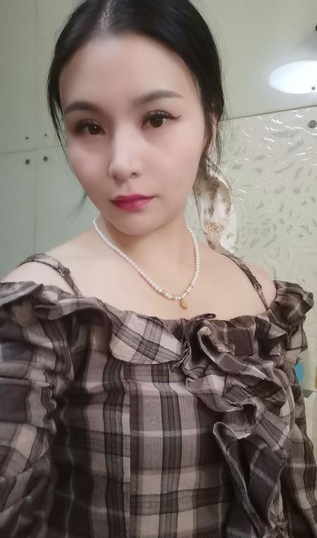 汉口火车站娇小女人