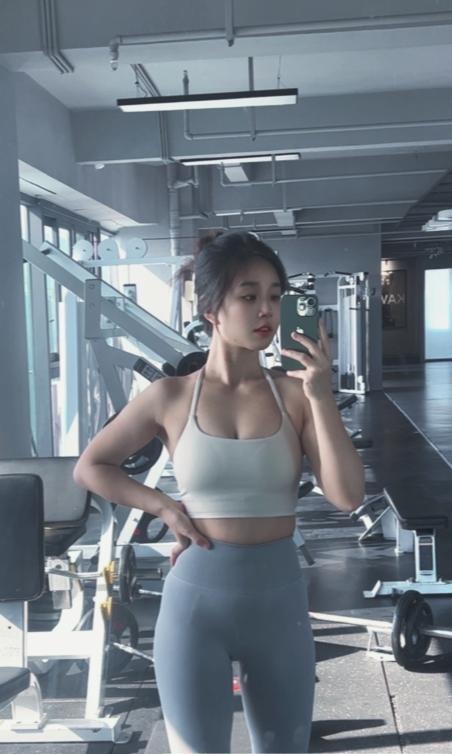 普拉提健身小妹