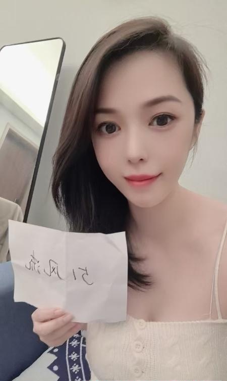 天府二街姐妹花依灵儿