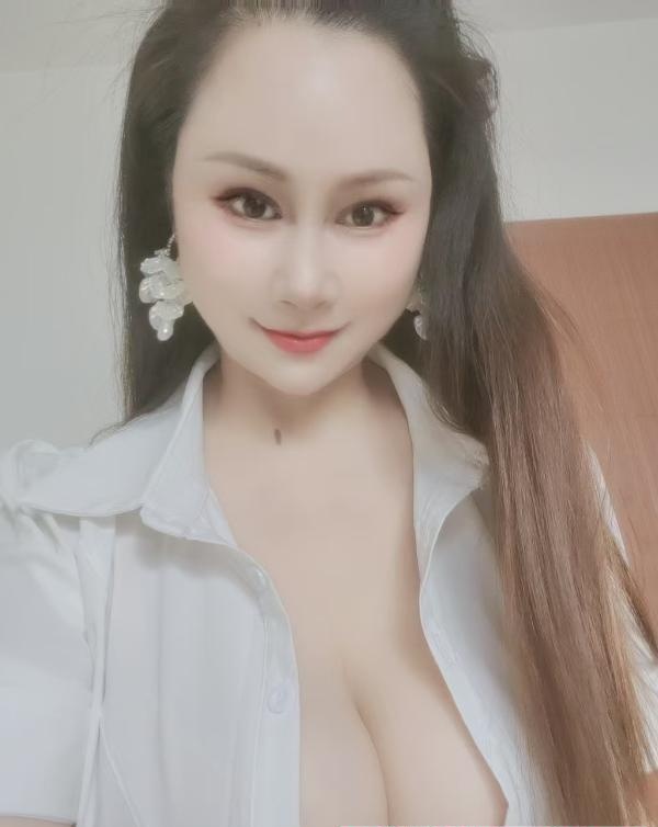 大奶小姐姐