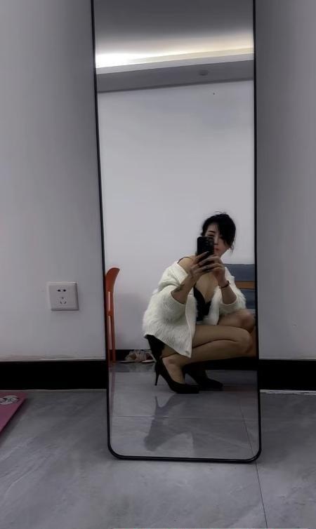 六合美腿木子
