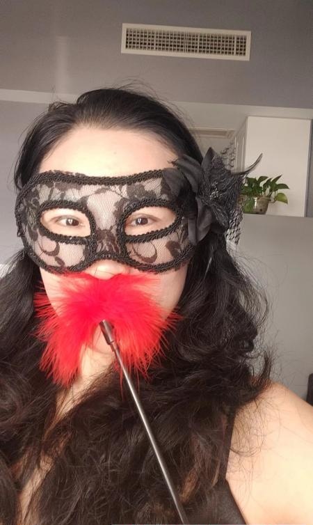 红羽毛调教女王