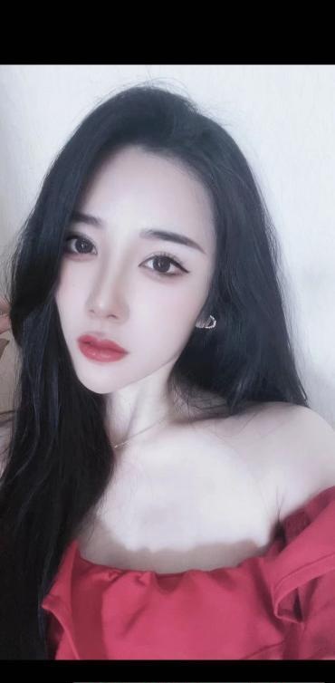 年轻小姐姐抓龙筋