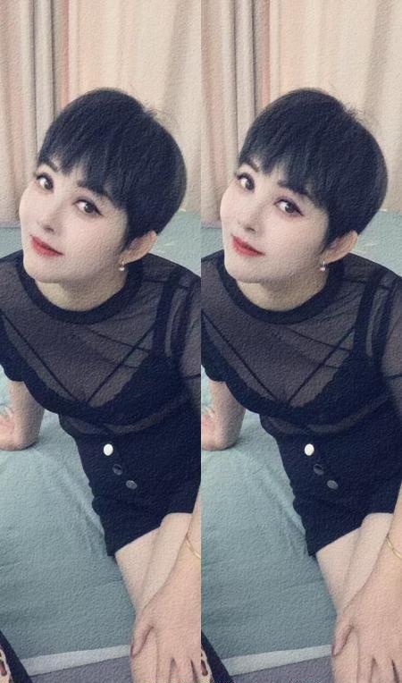 短发少妇