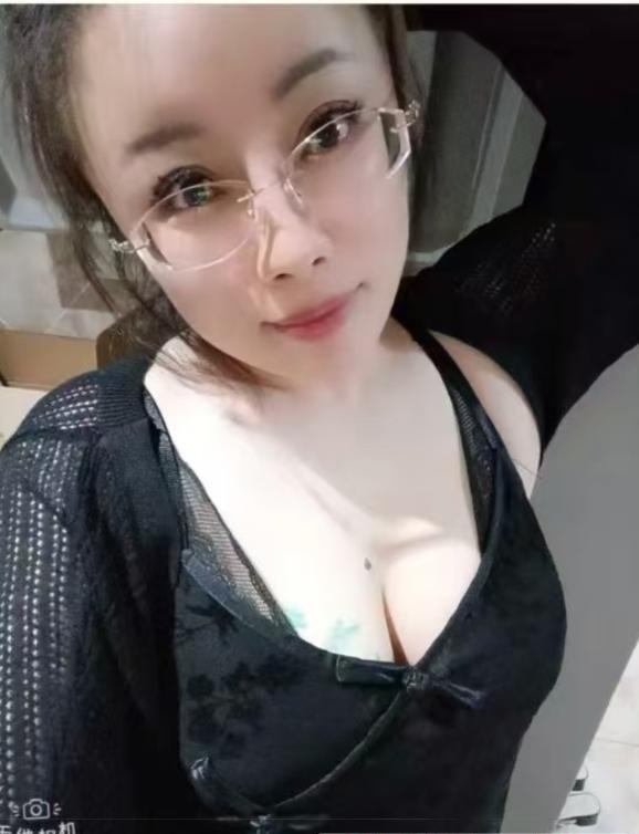 丰满大胸风骚熟女