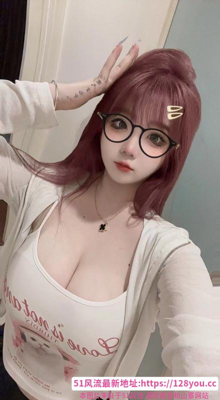 前凸后翘的小妖精