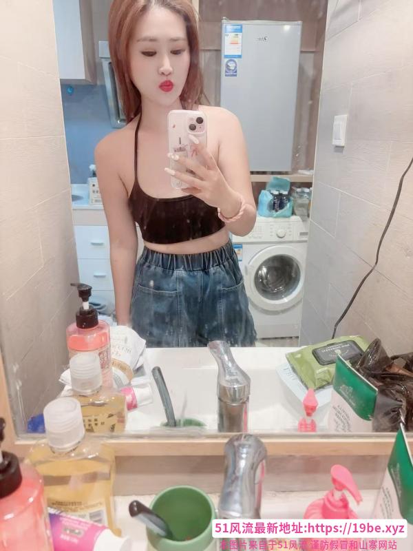 粉嫩美乳白虎妹