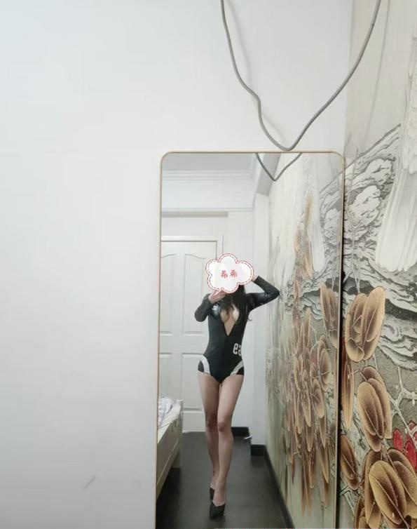 回锅一线天小姨子