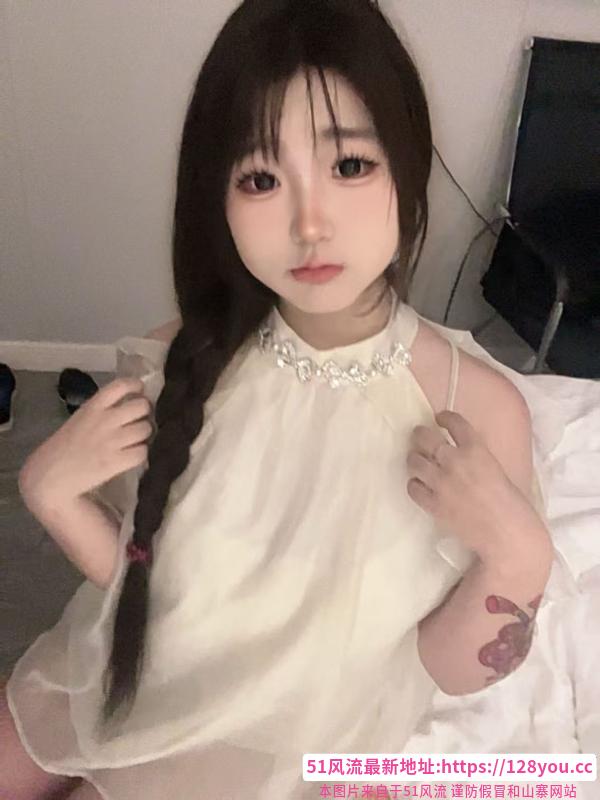 wt三点粉白虎嫩妹