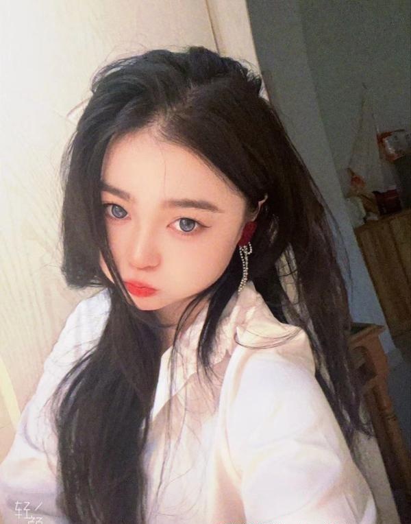 前凸后翘小骚妹