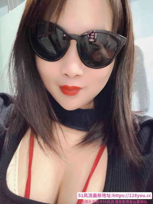 大胸肥臀小骚妇