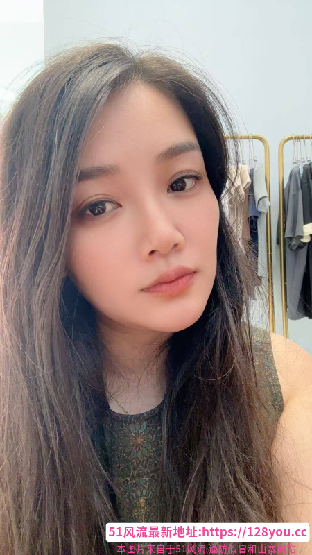滨湖玩的开放的美女