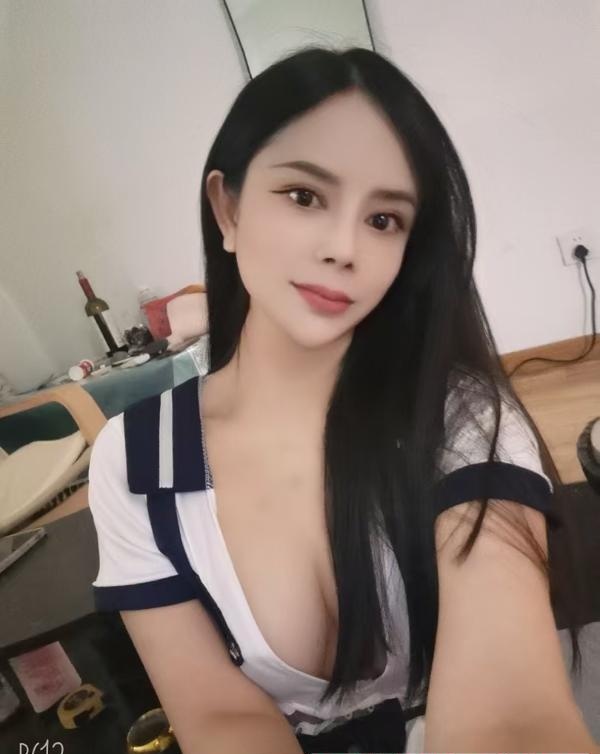 太阳城苗族美女