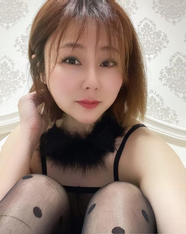 短发美女雯雯
