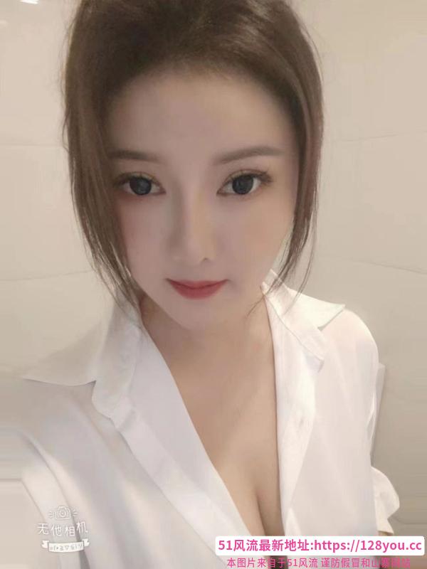 性感翘臀大奶妹萱萱
