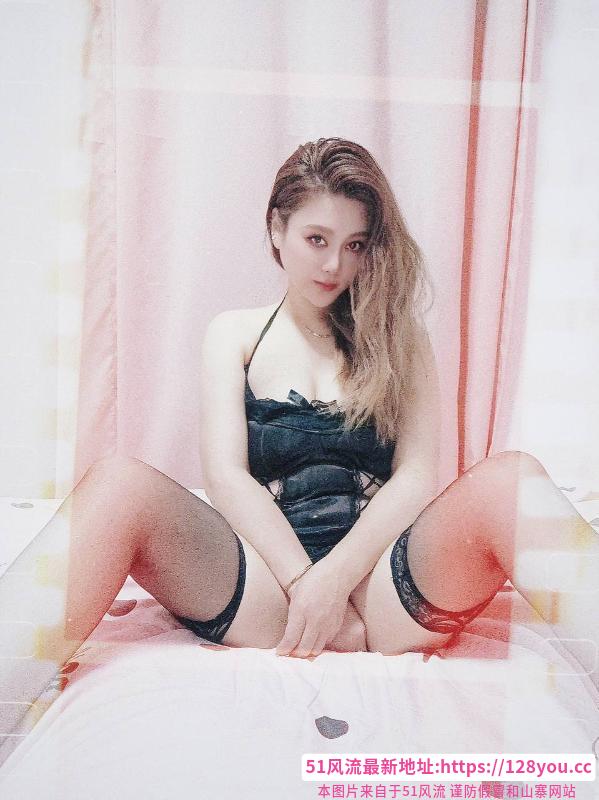 武汉黑丝情趣骚女倩倩