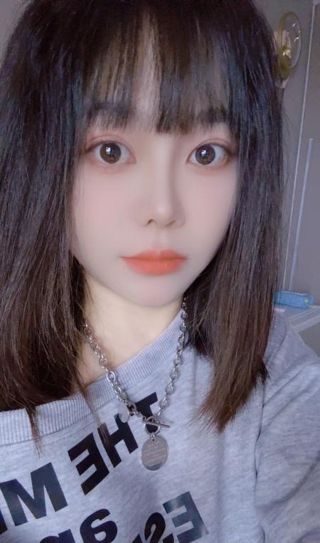 短发活泼娃娃脸