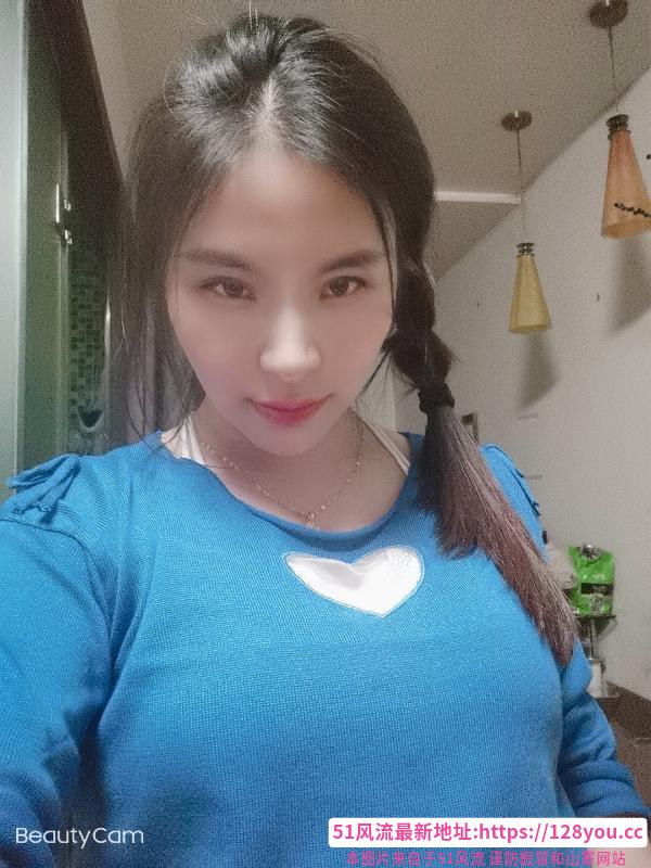 汉口火车站娇小女人