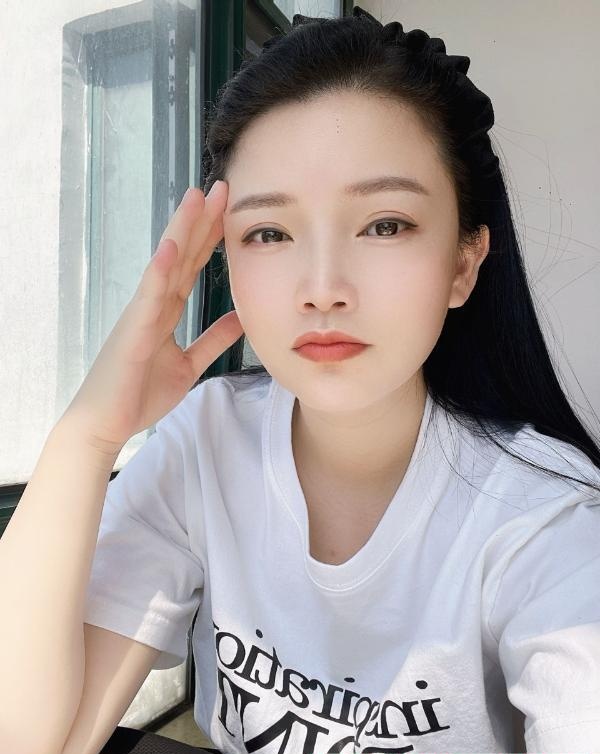 眼镜骚少妇