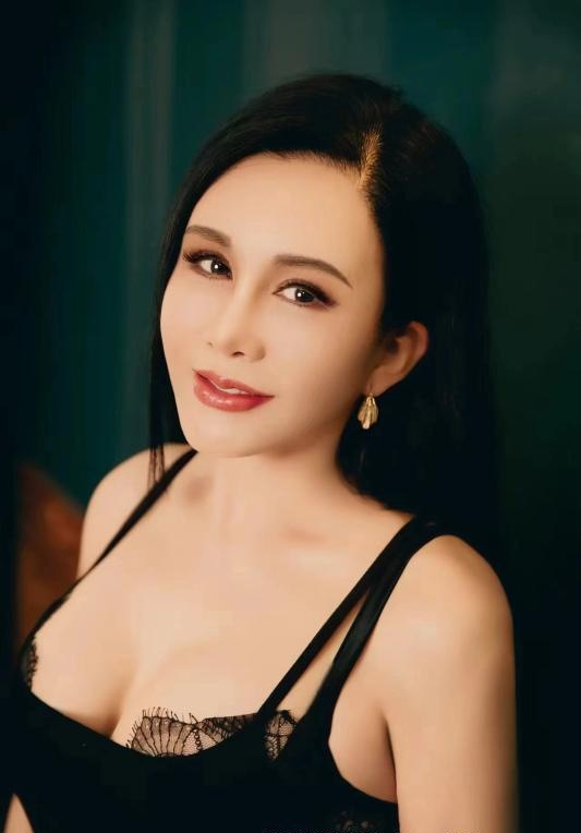 大胸口爆王菲菲