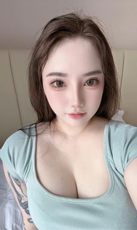 水贝年轻纹身小妹