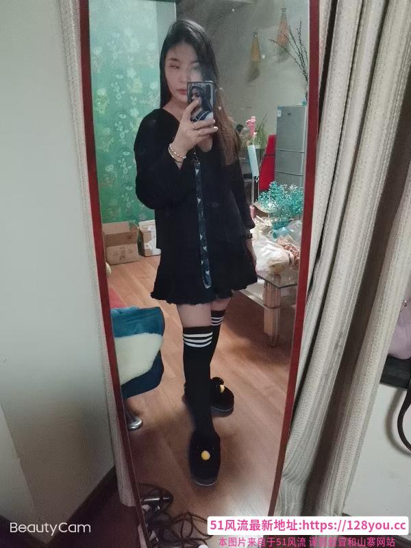 汉口火车站娇小女人