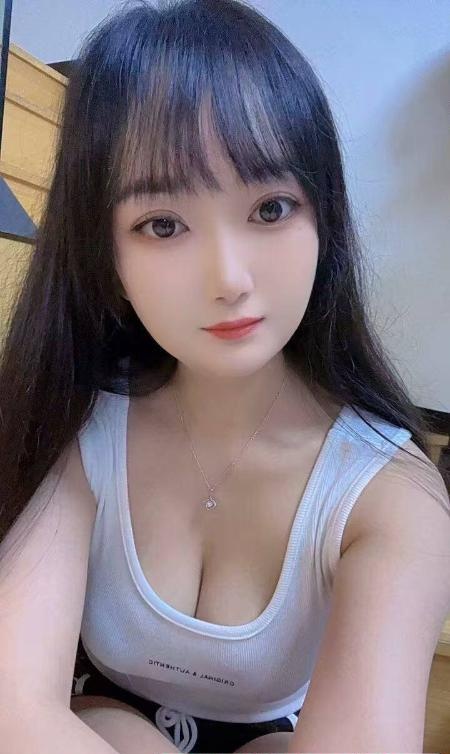 后湖大胸小姐姐