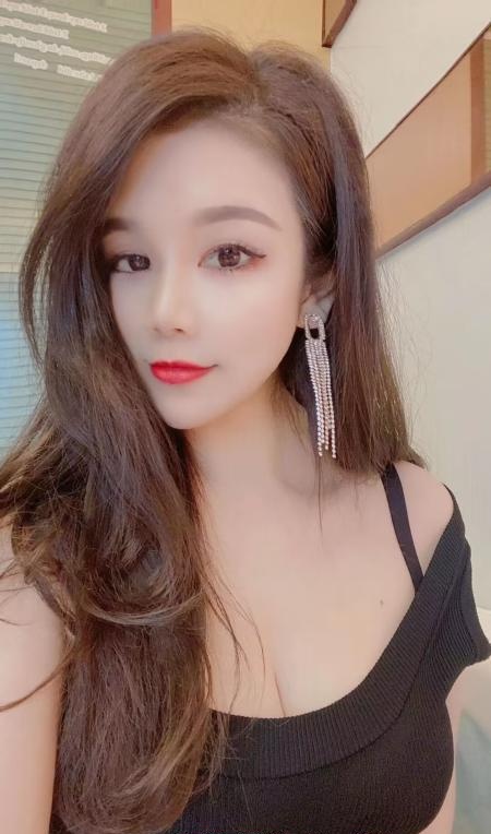 大胸黑丝小姐姐