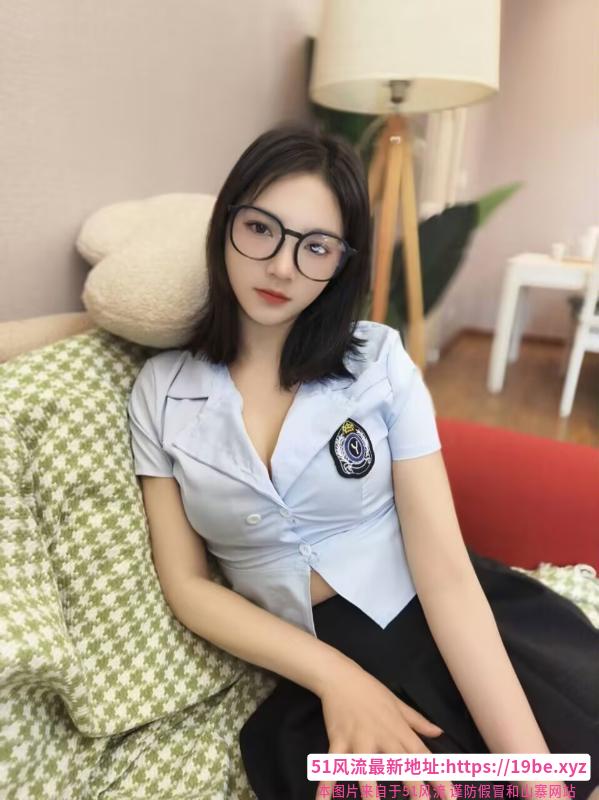 眼镜美女彤彤