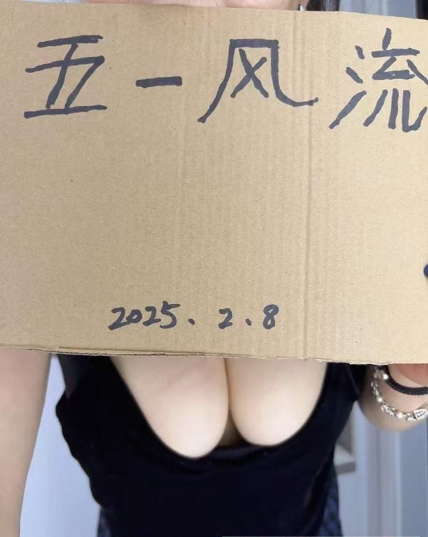 大胸白皙性感少妇